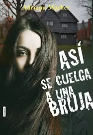 En aquesta imatge veiem la protagonista del llibre la Samantha mirat cap endavant amb una casa com fantasmagòrica al fons, el títol del llibre "Así se cuelga una bruja" i el nom de l'autora Adriana Mather
